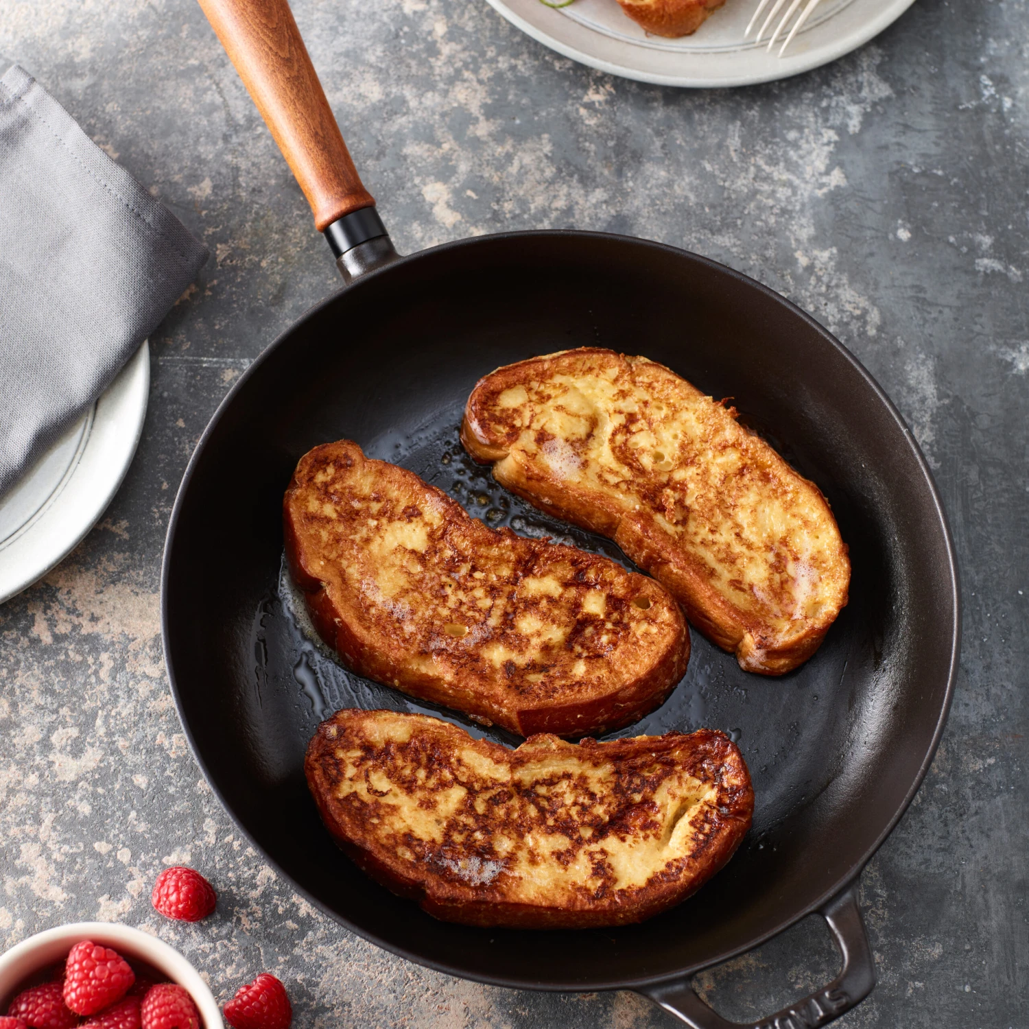 Staub Vintage Koekenpan Met Houten Handvat Ø24 Cm 2 Staub Vintage Koekenpan Met Houten Handvat Ø24 Cm - Afbeelding 2