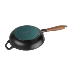 Staub Vintage Koekenpan Met Houten Handvat Ø24 Cm 11 Staub Vintage Koekenpan Met Houten Handvat Ø24 Cm -Woninginrichting Series 502885 01 2 ProductImageExtra 893b93e102 scaled