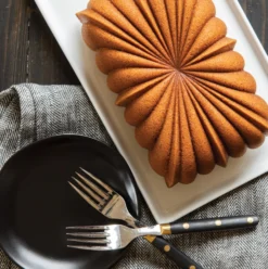 Nordic Ware Classic Fluted Loaf Bakvorm -Woninginrichting Series 515966 01 4 EnvironmentImage a3e077632f scaled