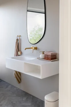 Mette Ditmer Figura Spiegel Large -Woninginrichting Series 578727 01 40 EnvironmentImage 7439c69067 scaled